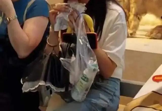 上海自然博物馆内多名儿童翻越禁区，家长还在旁鼓励？志愿者：曾有活体被摸死