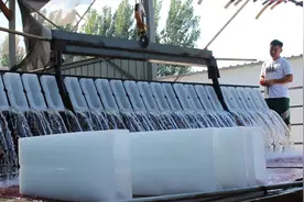 高温持续，冰块销量暴涨30%，济南制冰企业日出冰上百吨图片