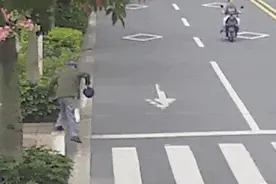 92岁老人路边摔倒，一对母子正好路过……图片