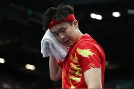 王楚钦爆大冷门，坦言“球拍被踩坏不是输球理由”图片