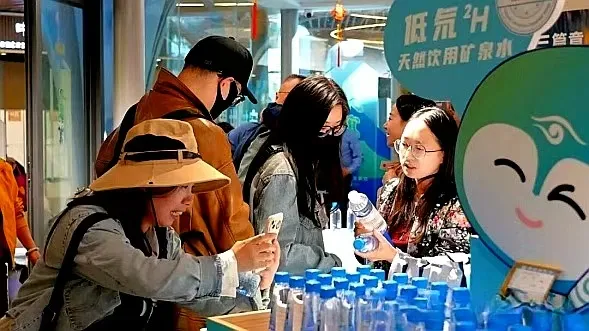 九寨沟县2025年“国庆·中秋”黄金周旅游市场持续火爆 旅游接待再创新高