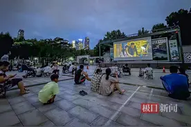 吹着晚风，来公园观看一场露天数字电影图片