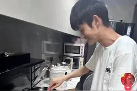 “干饭哥”下厨炒菜、孙颖莎逛环球影城、羽毛球队员现身演唱会，奥运冠军们回国后在忙啥？图片