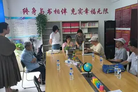 大港街道荣华里社区：免费校准血压计 便民服务“零距离”图片