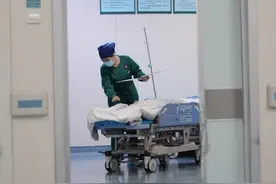 护士24小时丨湖南省人医手术室：“流水线”上的巡回护士，“披星戴月”地守护图片
