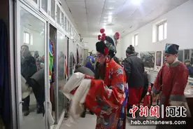 河北定兴：村民家门口看大戏过新年图片