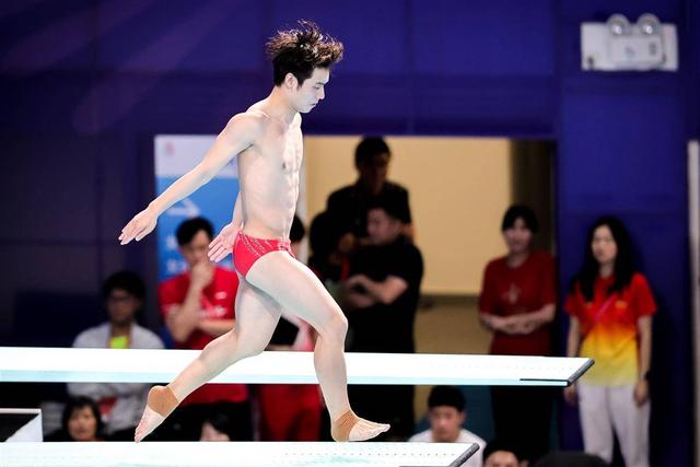 十五运跳水：王宗源男子三米板锁定鄂军开幕后首金 赛后被全红婵借金牌合影