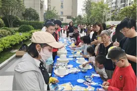 武汉光谷桃花源社区办的“童趣市集”上，小摊主享受互动乐趣图片