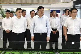 青岛市政府领导赴宝山调研上海机器人产业园图片