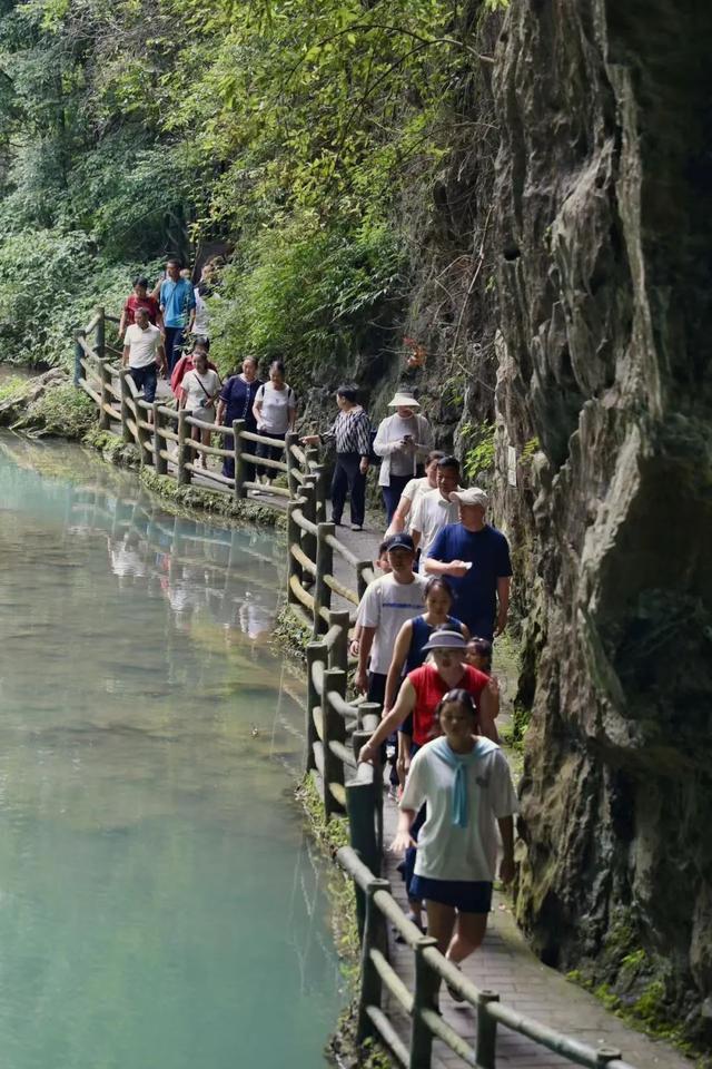 绥阳红果树景区：洞穴火锅“煮”出清凉经济新模式