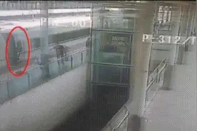 列车门正在关闭，他一个箭步上前救下小孩图片