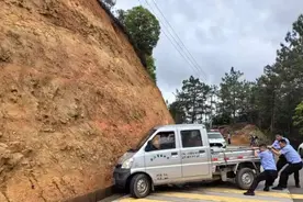 车辆陷在路边沟   民警及时助脱困图片