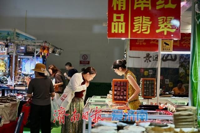 “泉·茶”国际文化艺术周第三日 市民热情不减，现场人流如织