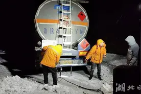 广水雪夜惊险救援33吨油罐车图片