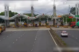 浙江一男子被蝮蛇咬伤 两地交警紧急接力展开救援图片