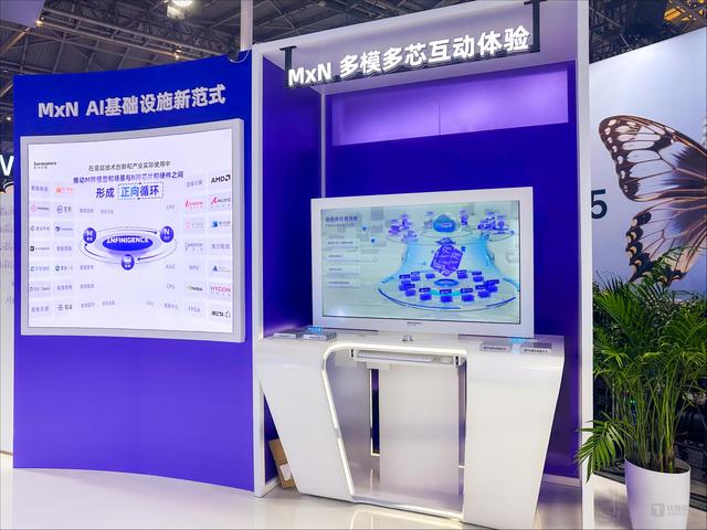 AI热爆了！日行3万步都跑不完WAIC，机器人展区水泄不通