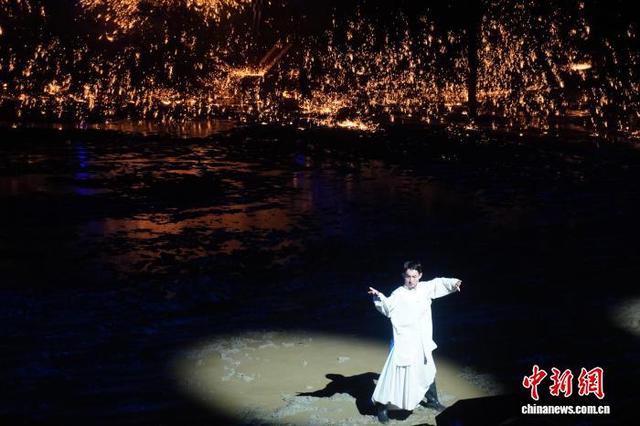 开封“双节”文旅热：万岁山雨夜游客火爆