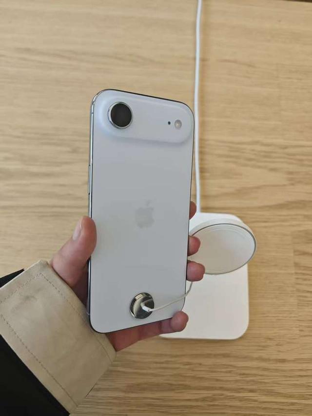 iPhone17Air国内开售首日，记者实探济南直营店：有少量现货，512g内存版本售空