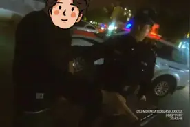 山东1名网上追逃人员，在长沙网吧被抓…图片
