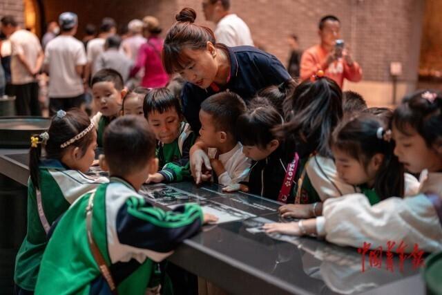 沈阳“九·一八”历史博物馆迎来参观客流高峰：观看展览 铭记历史