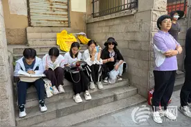 直击高考：青岛各大考点送考氛围拉满 老师家长齐上阵图片