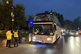 异地车牌在成都“跨界”营运旅游包车业务 被罚款1500元图片