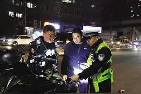 夏日炎炎 摩托骑士越来越多交警：安全骑行合法改装最重要图片
