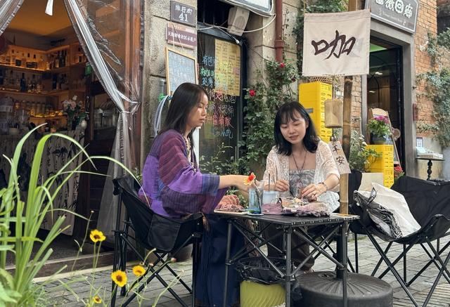 曲靖老街“潮”起：艺术集市焕新生 市民游客共欢腾