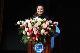 攀登精神激励学子逐梦，中国登山女英雄何静高中首讲选择茂名一中图片