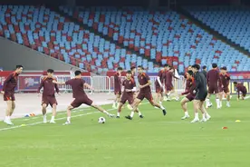 国足公布对战澳大利亚23人大名单，王钰栋首入正式比赛名单图片