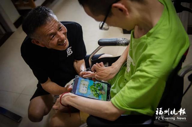 太突然！福州一退休环卫工手机被“打爆”！真相让人泪目……