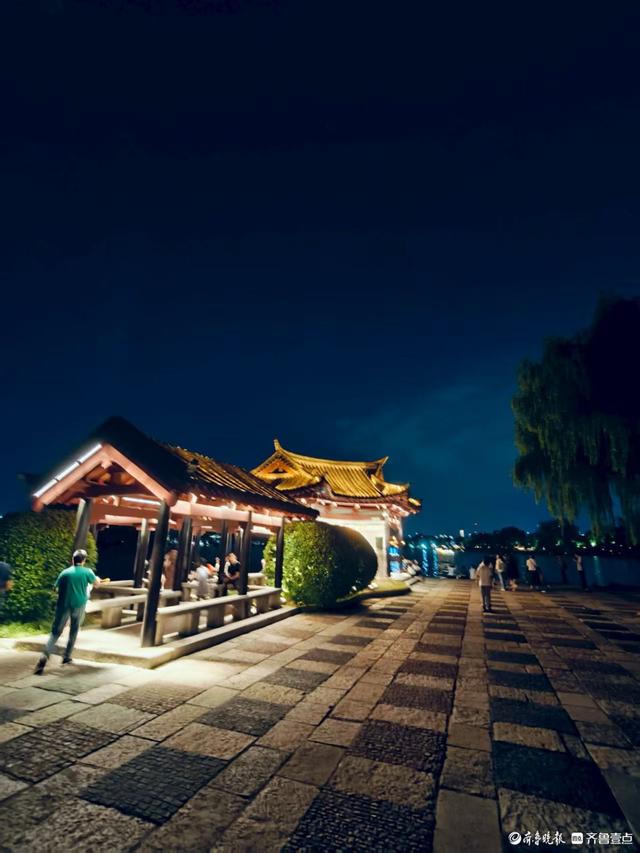 夜晚的大明湖，凉风习习令人陶醉