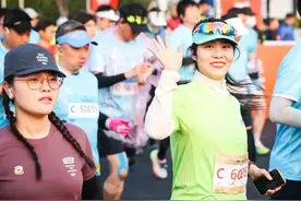 上海静安半程马拉松今早开跑，以“体育+消费”模式激发区域经济活力图片