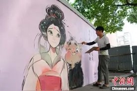 壁画师长沙街头绘《黑神话：悟空》吸引游客打卡图片