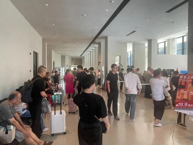 吴局“畲乡请柬”引爆双节！景宁游客增 12%，文旅热度从直播间火到街巷里