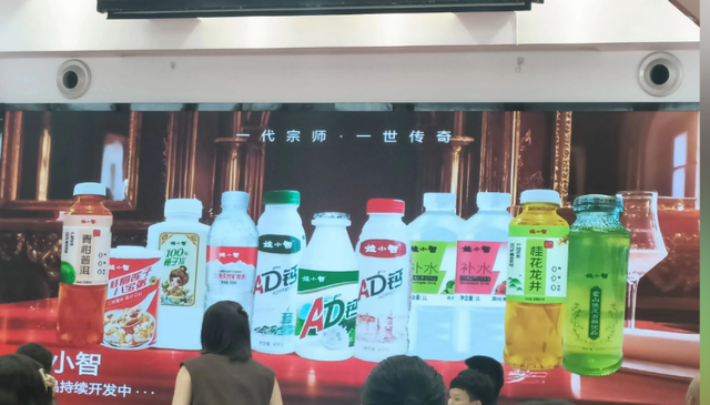 宗馥莉推出“娃小宗”后，叔叔宗泽后推出“娃小智”：我们要和宗馥莉一起竞争市场，哇哈哈一线员工称工厂暂无变化
