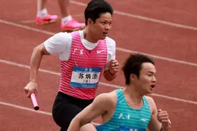 为了队伍，他还跑得动！百米弃赛后苏炳添接力夺冠图片