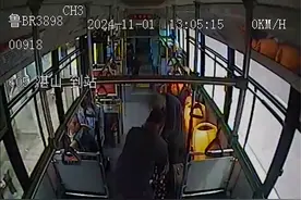 遇事上前“搭把手”！青岛605路驾驶员暖心举动感动乘客图片