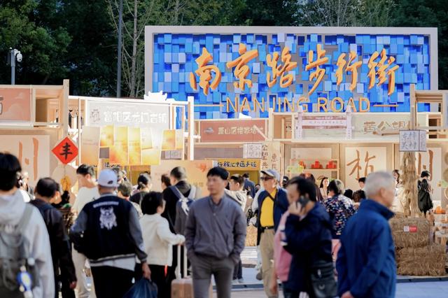 一幅“深秋的富春山居图”，“空降”上海黄浦江畔