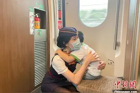 90后“列车妈妈”的暑运“育儿宝典”图片