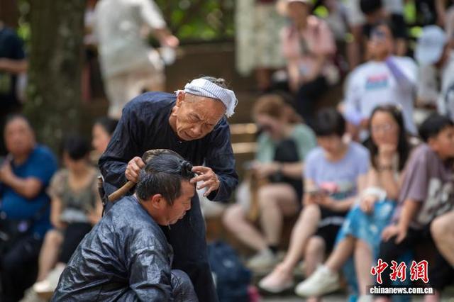 贵州岜沙苗寨迎来暑期旅游旺季