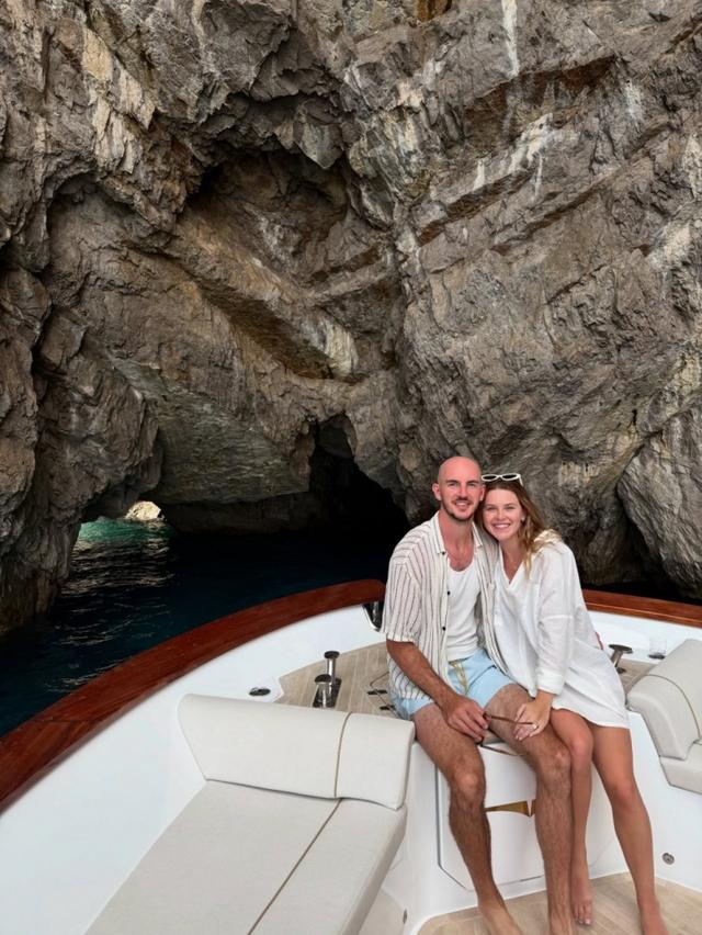 这就是女生想要的蜜月旅行！卡鲁索妻子晒蜜月照：欧洲各国游玩