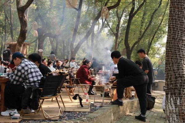 武汉东湖森林烤场正式开业迎客，烧烤节现场人头攒动，音乐会点燃武汉人“回忆杀”