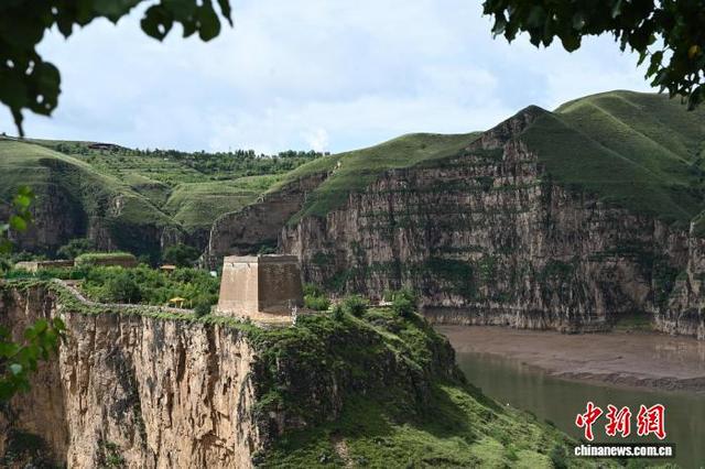 游客在山西与内蒙古交界老牛湾感受壮丽峡谷景观