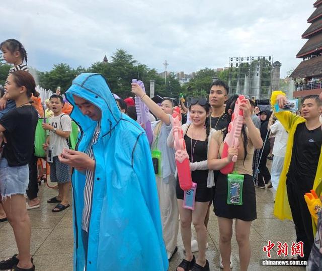 海南保亭嬉水节“七夕”开幕 各地游客现场“浇”朋友