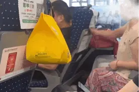 前排乘客想放倒座椅，后排大妈猛踹对方椅背！高铁上这一幕吵翻了图片