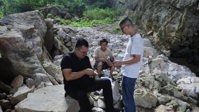 广西一村疑现大型野生动物，脚印如拳大，目击者称其黄黑相间，当地已装监测设备