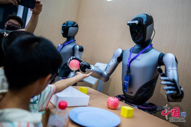 从舞台走向大众身边 中国机器人进入实用化快车道