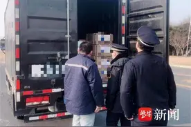 厢式货车运送柴油、危化品，执法部门严格查处图片