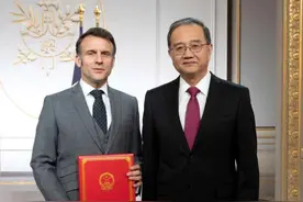 中国驻法国大使邓励向法国总统马克龙递交国书图片